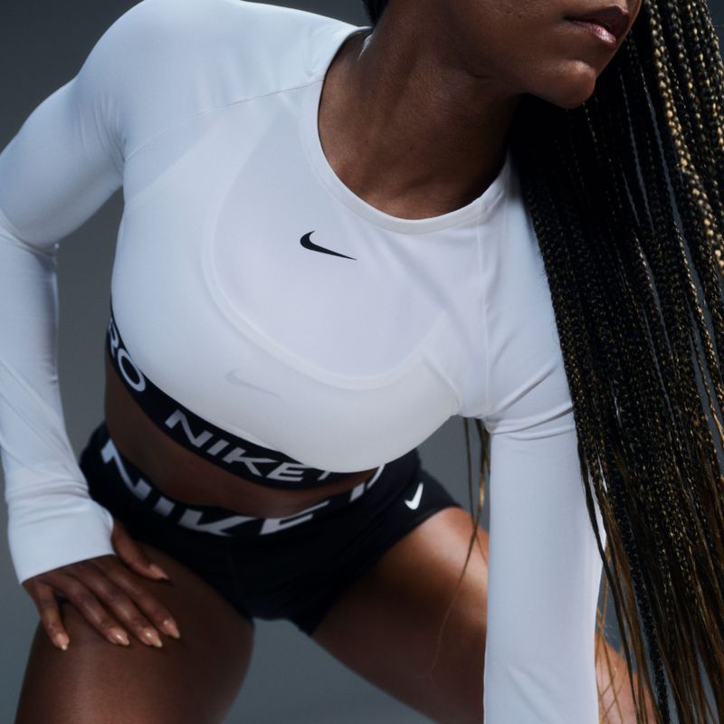 Camiseta-Manga-Larga-nike-para-mujer-Nike-Pro-Df-365-Crop-Ls-para-entrenamiento-color-blanco.-Reverso-Sobre-Modelo