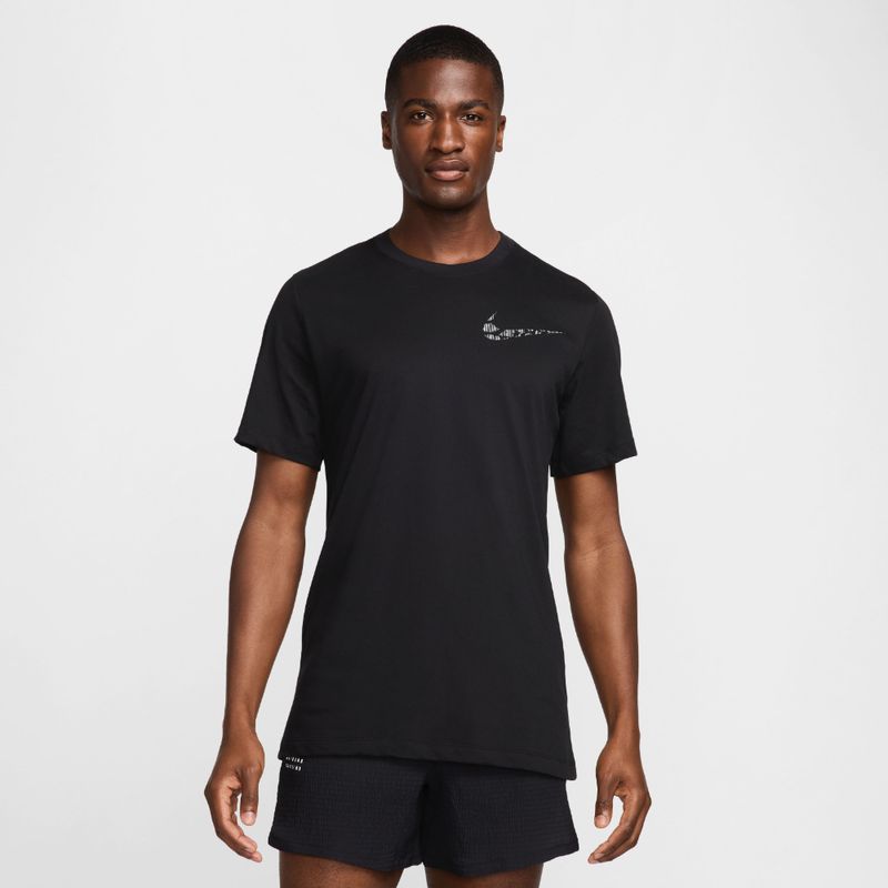 Camiseta-Manga-Corta-nike-para-hombre-M-Nk-Df-Tee-Run-Division-Fa24-para-correr-color-negro.-Frente-Sobre-Modelo