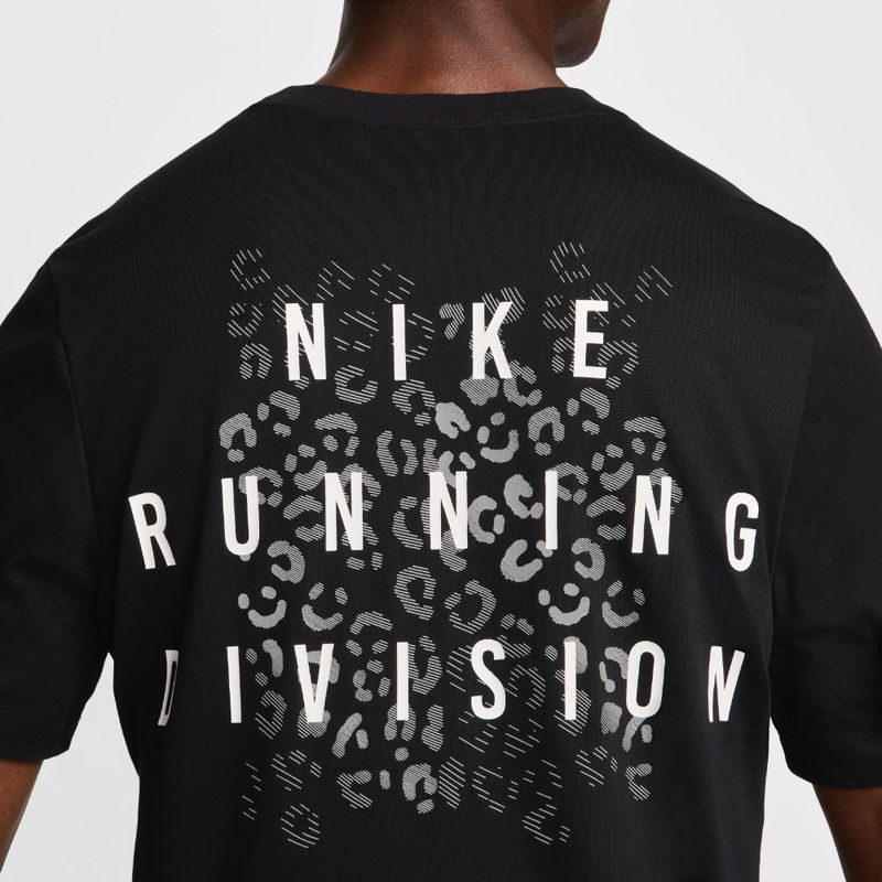 Camiseta-Manga-Corta-nike-para-hombre-M-Nk-Df-Tee-Run-Division-Fa24-para-correr-color-negro.-Detalle-2