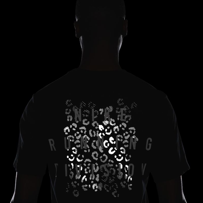 Camiseta-Manga-Corta-nike-para-hombre-M-Nk-Df-Tee-Run-Division-Fa24-para-correr-color-negro.-Detalle-6