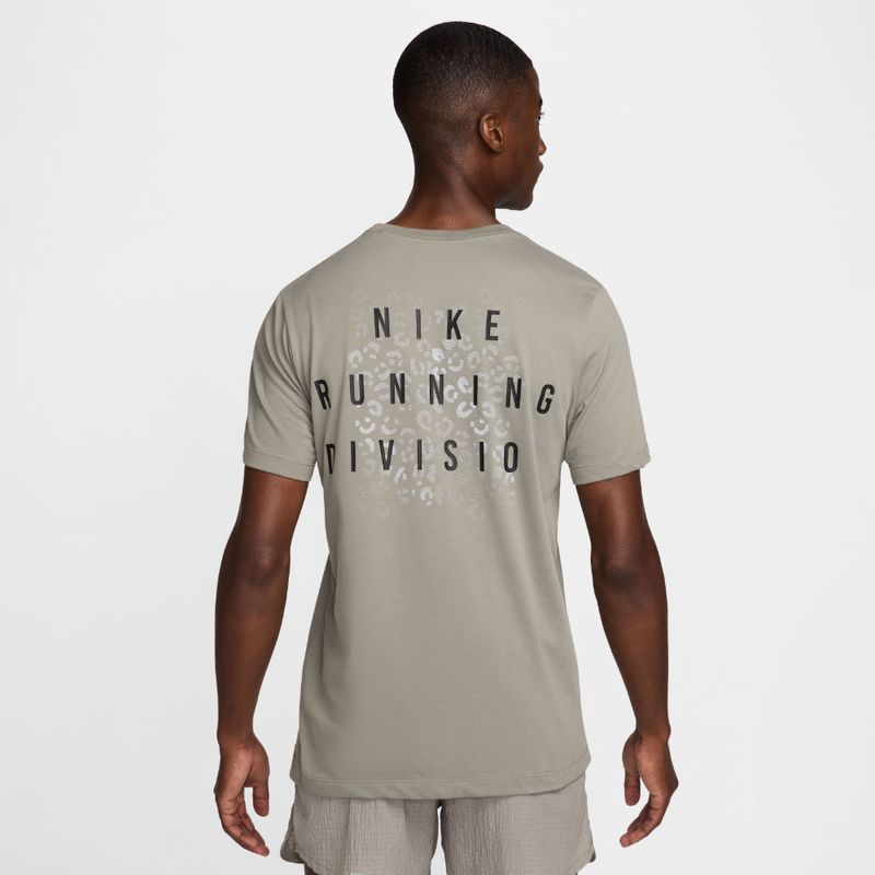 Camiseta-Manga-Corta-nike-para-hombre-M-Nk-Df-Tee-Run-Division-Fa24-para-correr-color-negro.-Reverso-Sobre-Modelo