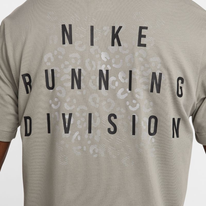 Camiseta-Manga-Corta-nike-para-hombre-M-Nk-Df-Tee-Run-Division-Fa24-para-correr-color-negro.-Detalle-1