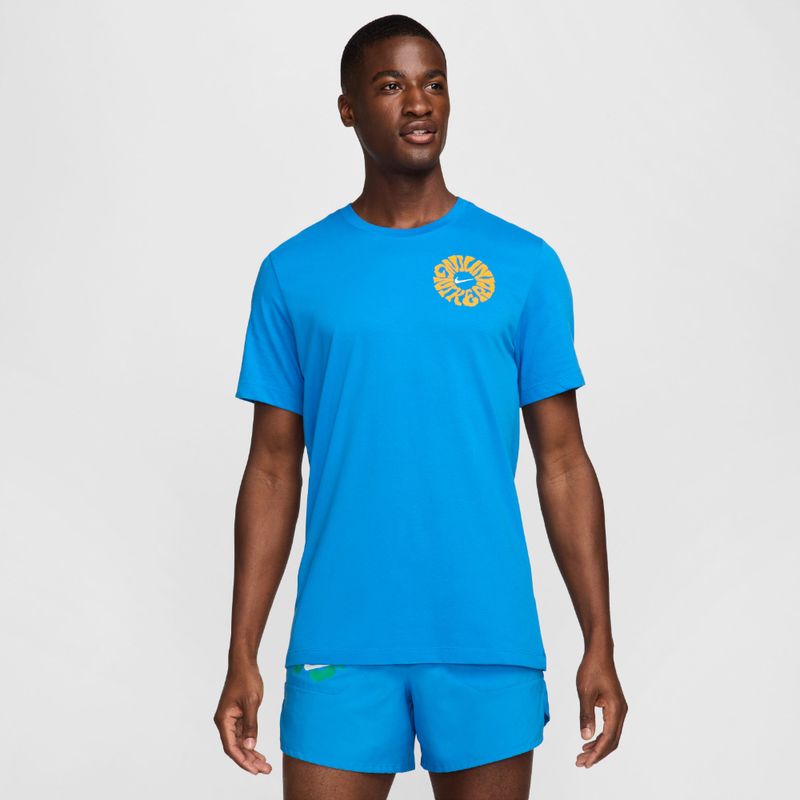 Camiseta-Manga-Corta-nike-para-hombre-M-Nk-Df-Tee-Marathon-Energy-para-correr-color-azul.-Frente-Sobre-Modelo