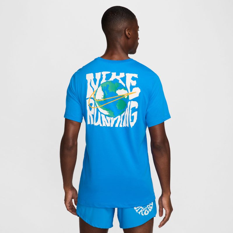 Camiseta-Manga-Corta-nike-para-hombre-M-Nk-Df-Tee-Marathon-Energy-para-correr-color-azul.-Reverso-Sobre-Modelo