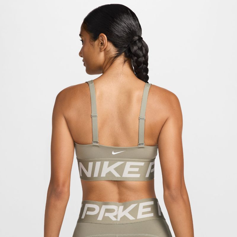 Top-nike-para-mujer-W-Np-Indy-Plunge-Bra-Bold-para-entrenamiento-color-verde.-Reverso-Sobre-Modelo