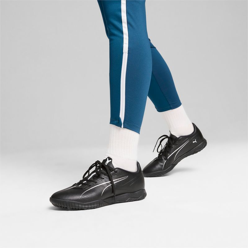 Guayos-puma-para-hombre-Ultra-5-Play-Tt-para-futbol-color-negro.-Lateral-Sobre-Modelo