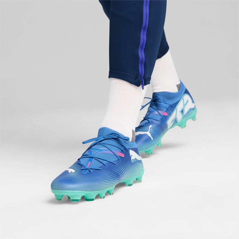Guayos-puma-para-hombre-Future-7-Match-Fg-Ag-para-futbol-color-azul.-Lateral-Sobre-Modelo