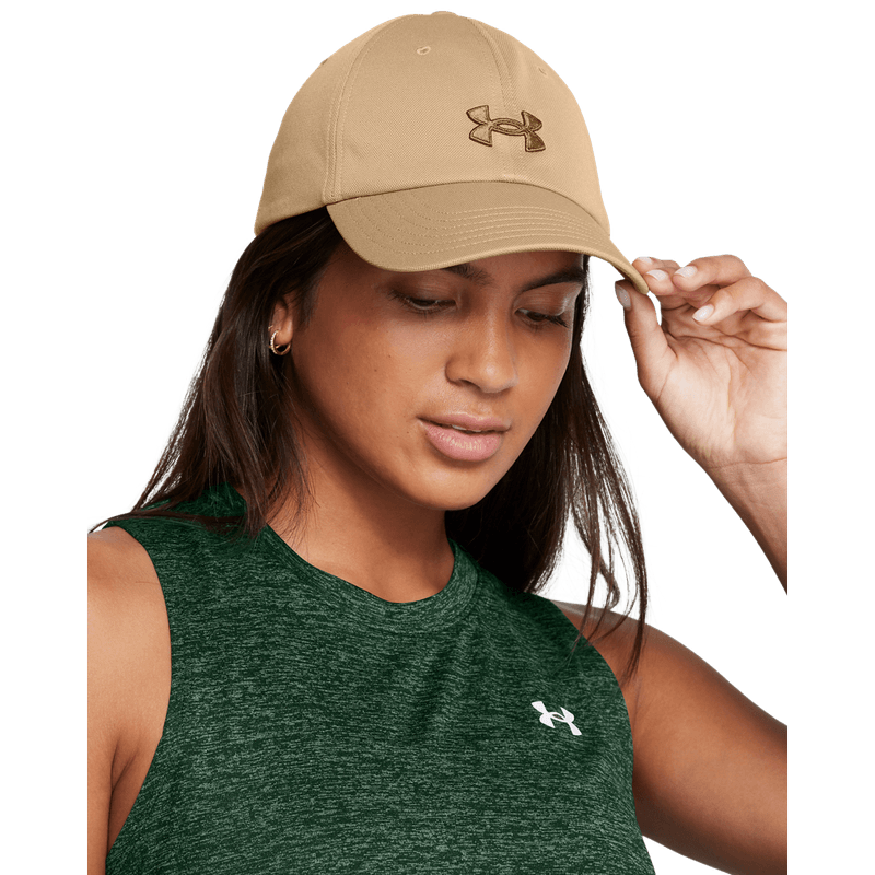 Gorra-under-armour-para-mujer-Women-S-Ua-Blitzing-Adj-para-entrenamiento-color-beige.-Frente-Sobre-Modelo