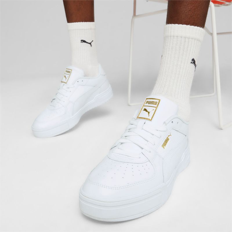 Tenis-puma-para-hombre-Ca-Pro-Classic-para-moda-color-blanco.-Lateral-Sobre-Modelo