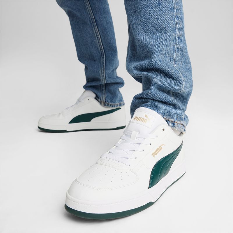 Tenis-puma-para-hombre-Puma-Caven-2.0-para-moda-color-blanco.-Lateral-Sobre-Modelo