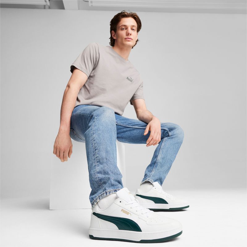 Tenis-puma-para-hombre-Puma-Caven-2.0-para-moda-color-blanco.-Frente-Sobre-Modelo