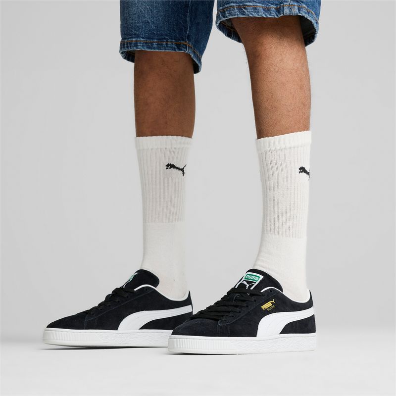 Tenis-puma-para-mujer-Suede-Classic-para-moda-color-negro.-Lateral-Sobre-Modelo