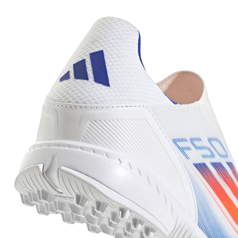 Guayos-adidas-para-hombre-F50-League-Ll-Tf-para-futbol-color-blanco.-Detalle-2