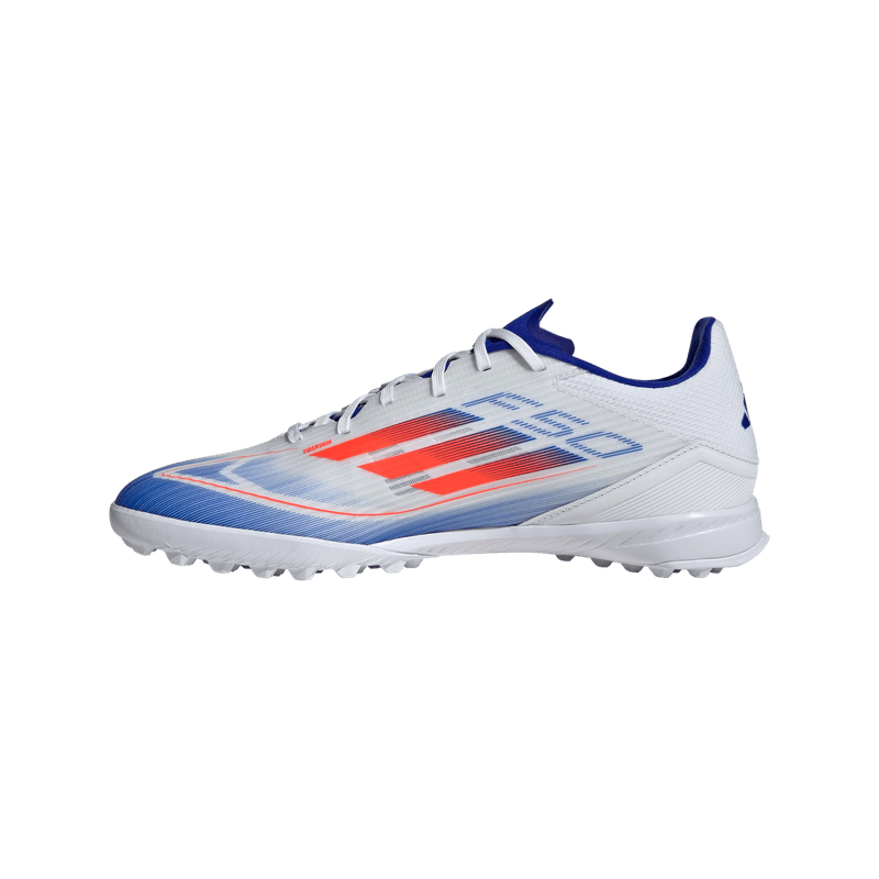Guayos-adidas-para-hombre-F50-League-Tf-para-futbol-color-blanco.-Lateral-Interna-Izquierda