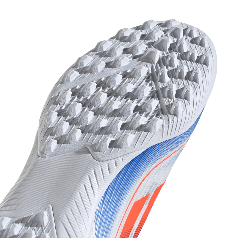 Guayos-adidas-para-hombre-F50-League-Tf-para-futbol-color-blanco.-Detalle-1