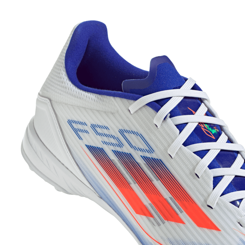 Guayos-adidas-para-hombre-F50-League-Tf-para-futbol-color-blanco.-Detalle-2