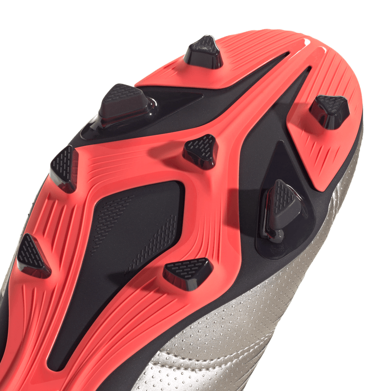 Guayos-adidas-para-hombre-Predator-Club-Fxg-para-futbol-color-gris.-Detalle-1