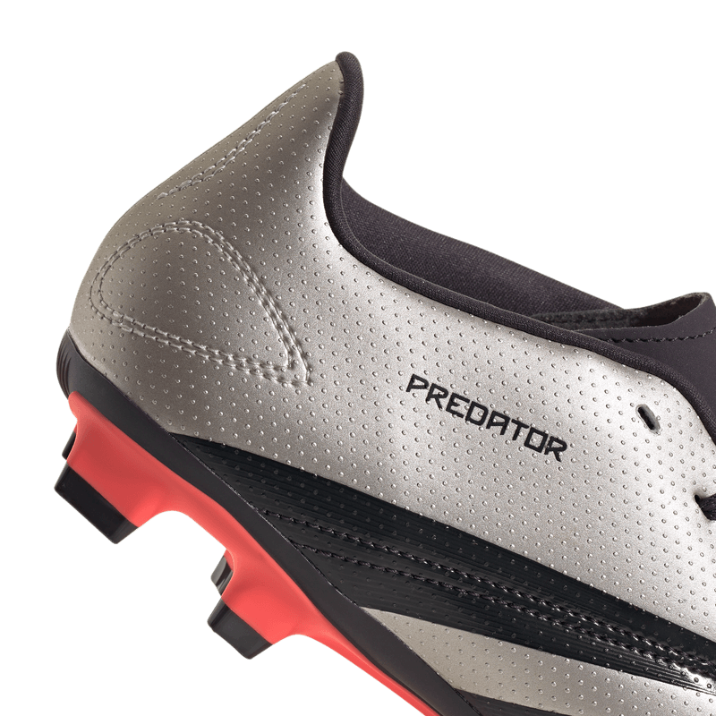 Guayos-adidas-para-hombre-Predator-Club-Fxg-para-futbol-color-gris.-Detalle-2
