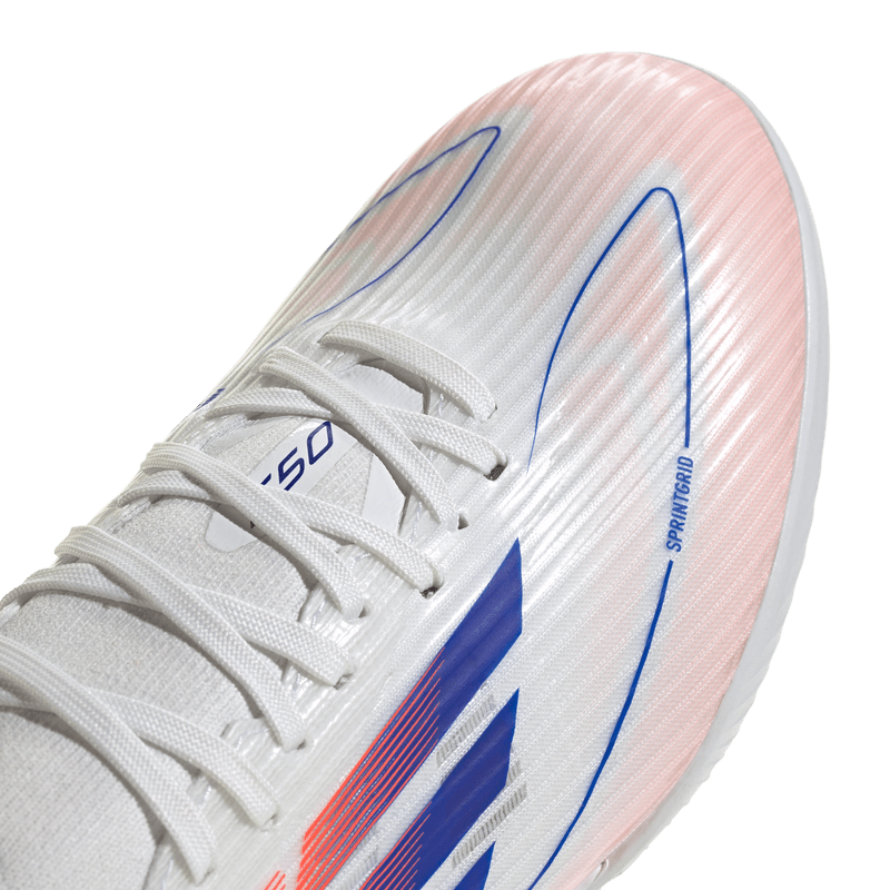 Guayos-adidas-para-mujer-F50-League-Mid-Tf-W-para-futbol-color-blanco.-Detalle-1