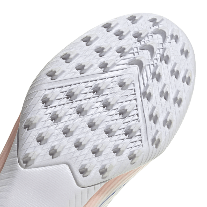 Guayos-adidas-para-mujer-F50-League-Mid-Tf-W-para-futbol-color-blanco.-Detalle-2
