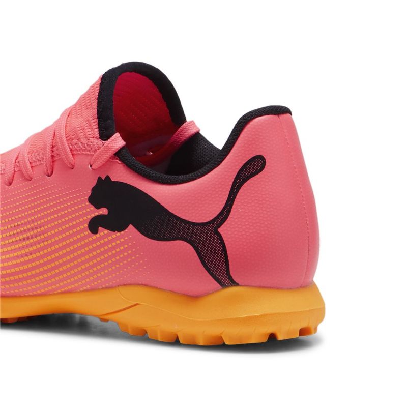 Guayos-puma-para-niño-Future-7-Play-Tt-Jr-para-futbol-color-rosado.-Talon