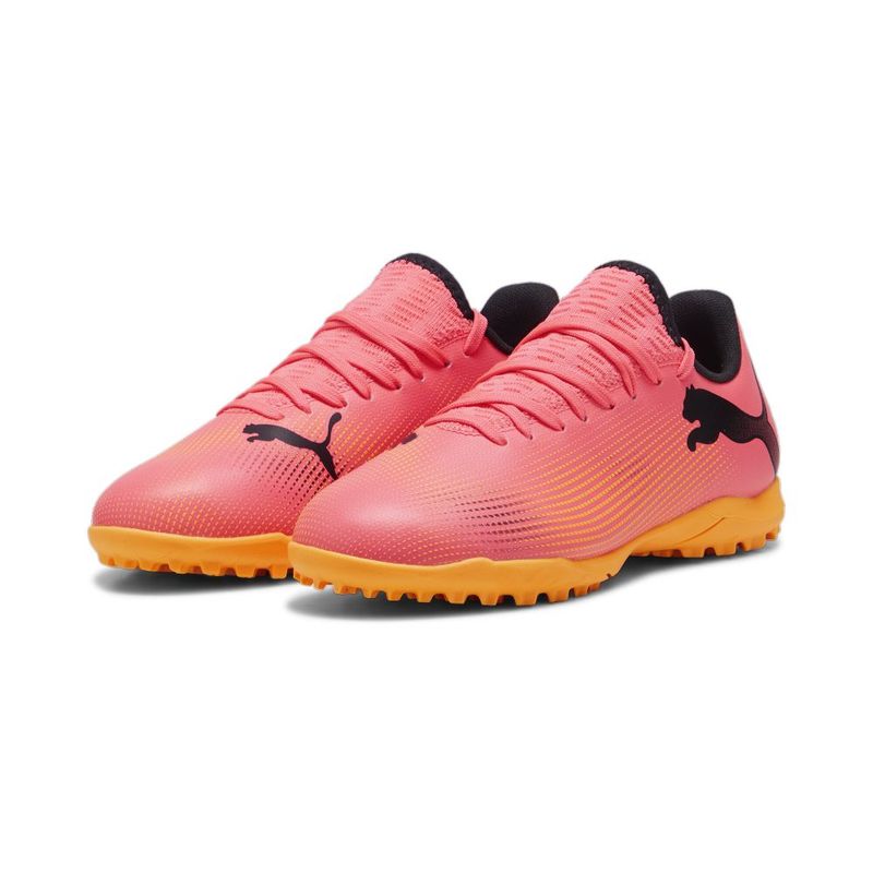 Guayos-puma-para-niño-Future-7-Play-Tt-Jr-para-futbol-color-rosado.-Par-Alineados