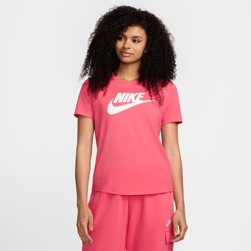 Camiseta-Manga-Corta-nike-para-mujer-W-Nsw-Club-Ss-Tee-Icn-Ftra-para-moda-color-rosado.-Frente-Sobre-Modelo