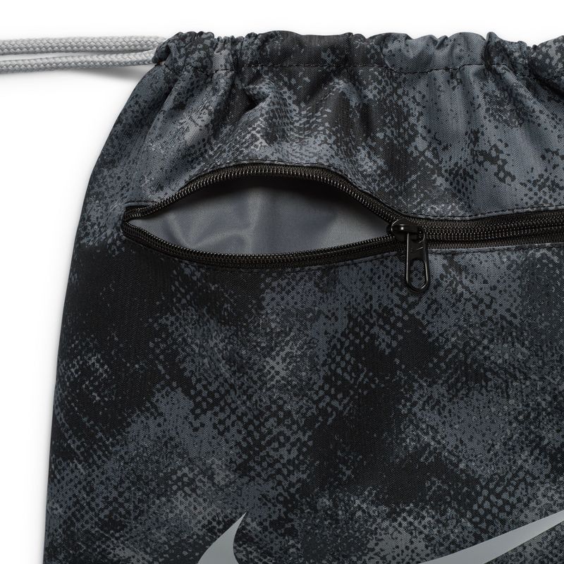 Gym-Sack-nike-para-hombre-Nk-Brsla-Drwstg-9.5-Camo-Aop-para-entrenamiento-color-negro.-Detalle-1