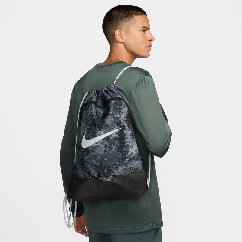 Gym-Sack-nike-para-hombre-Nk-Brsla-Drwstg-9.5-Camo-Aop-para-entrenamiento-color-negro.-Detalle-2