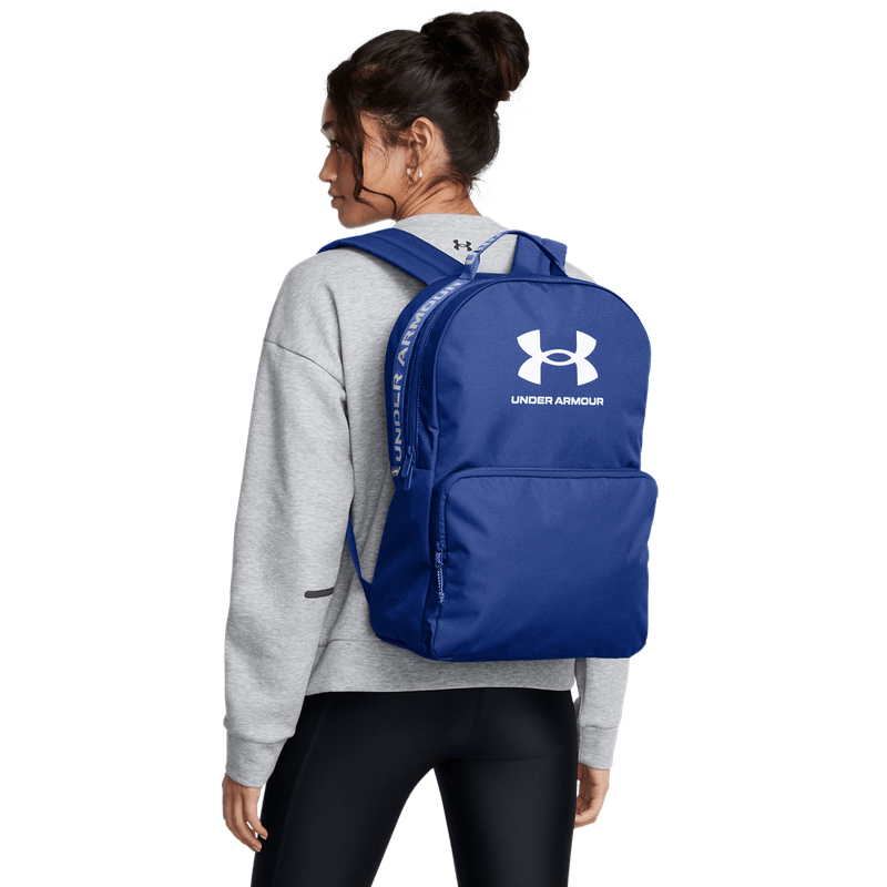 Morral-under-armour-para-hombre-Ua-Loudon-Backpack-para-entrenamiento-color-azul.-Frente-Sobre-Modelo