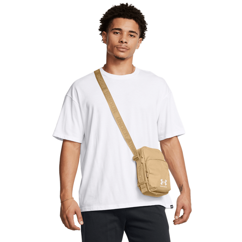 Bolso-under-armour-para-hombre-Ua-Loudon-Lite-Crossbody-para-entrenamiento-color-beige.-Frente-Sobre-Modelo