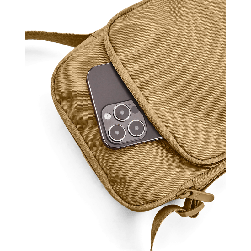 Bolso-under-armour-para-hombre-Ua-Loudon-Lite-Crossbody-para-entrenamiento-color-beige.-Bolsillo-Frontal