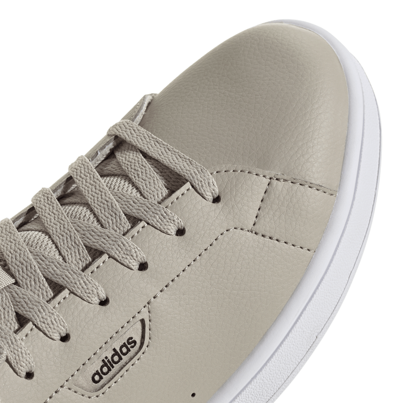 Tenis-adidas-para-hombre-Urban-Court-para-moda-color-beige.-Detalle-1