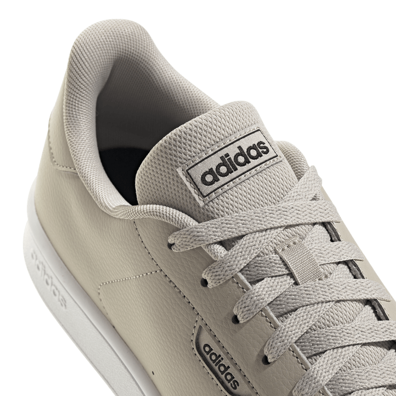 Tenis-adidas-para-hombre-Urban-Court-para-moda-color-beige.-Detalle-2