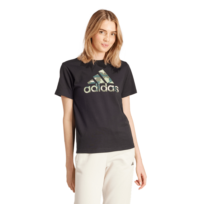 Camiseta-Manga-Corta-adidas-para-mujer-W-Camo-T-para-moda-color-negro.-Frente-Sobre-Modelo