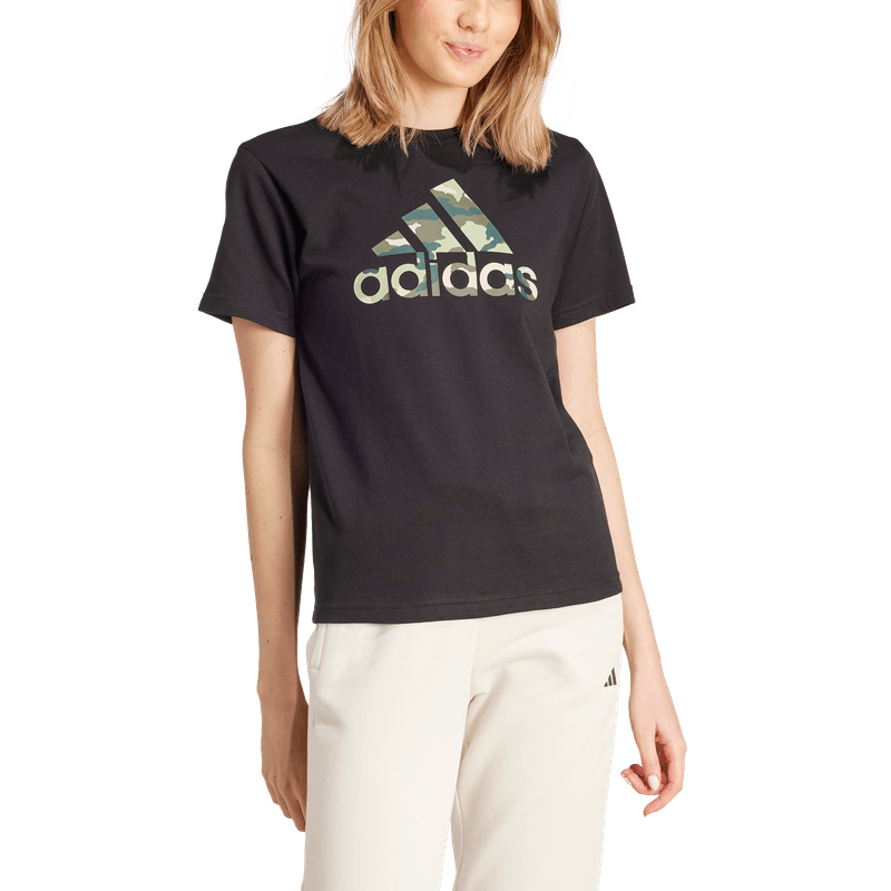 Camiseta-Manga-Corta-adidas-para-mujer-W-Camo-T-para-moda-color-negro.-Zoom-Frontal-Sobre-Modelo