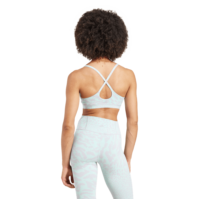 Top-adidas-para-mujer-All-Me-Ls-Aop-B-para-entrenamiento-color-azul.-Reverso-Sobre-Modelo