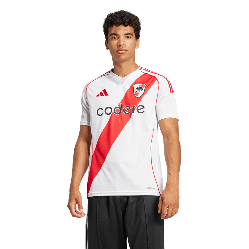 Camiseta-Manga-Corta-adidas-para-hombre-River-Plate-H-Jsy-para-futbol-color-blanco.-Frente-Sobre-Modelo