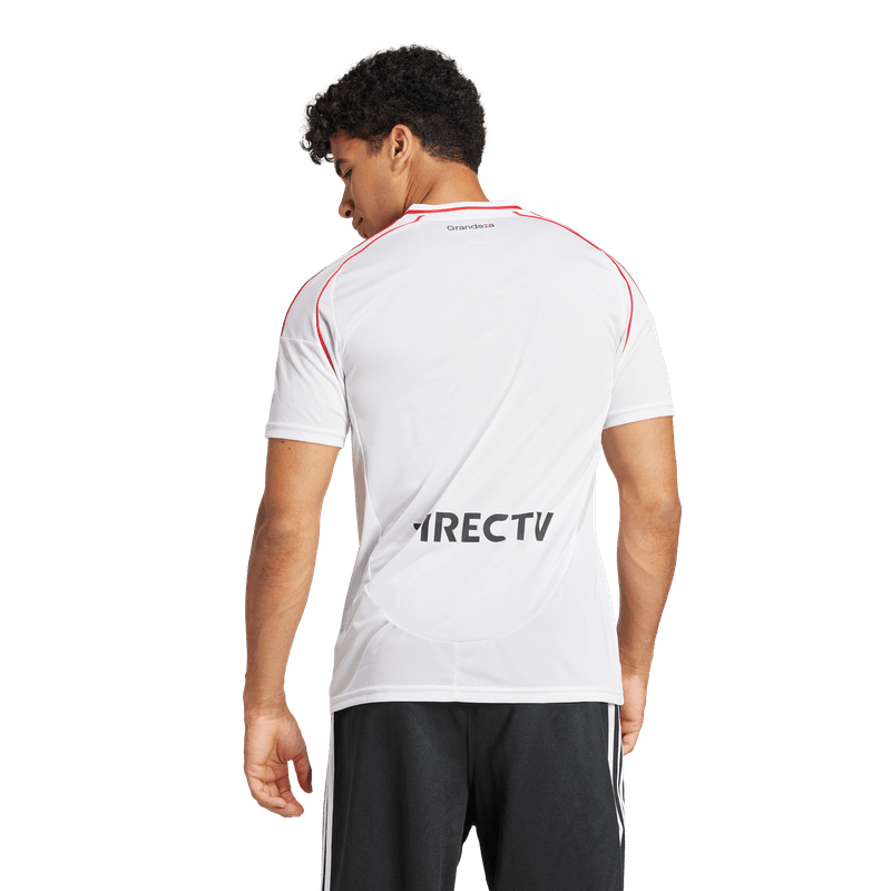 Camiseta-Manga-Corta-adidas-para-hombre-River-Plate-H-Jsy-para-futbol-color-blanco.-Reverso-Sobre-Modelo