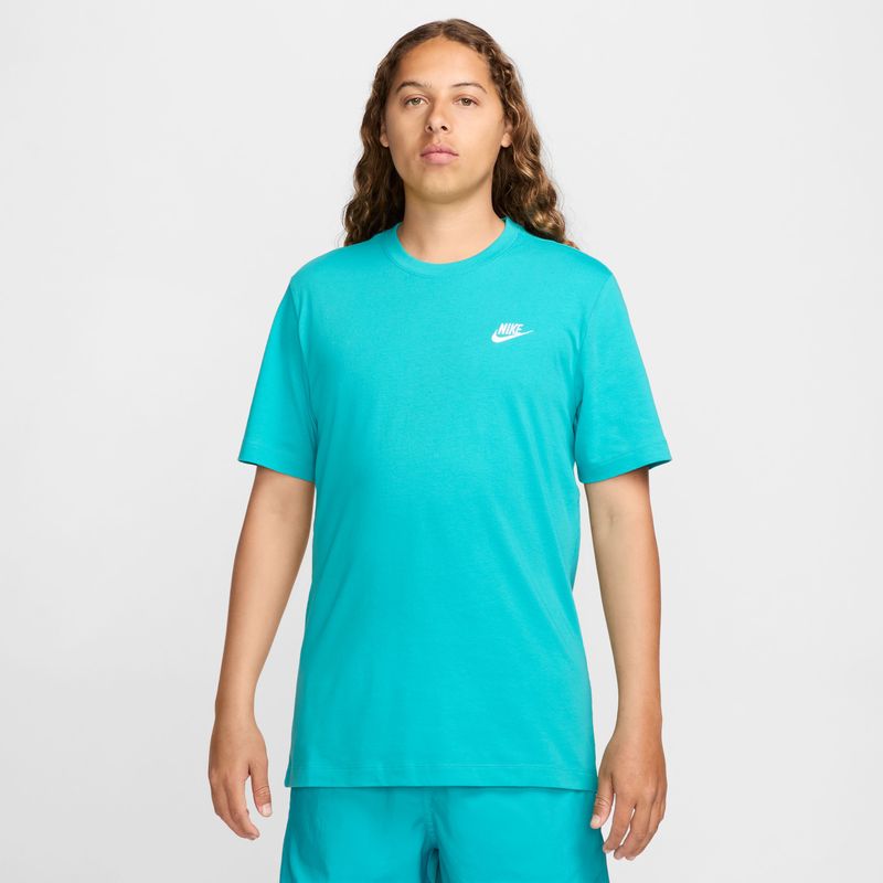 Camiseta-Manga-Corta-nike-para-hombre-M-Nsw-Club-Tee-para-moda-color-verde.-Frente-Sobre-Modelo