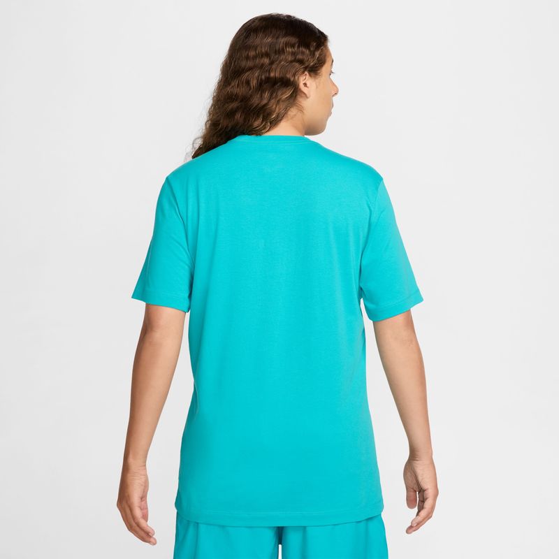 Camiseta-Manga-Corta-nike-para-hombre-M-Nsw-Club-Tee-para-moda-color-verde.-Reverso-Sobre-Modelo