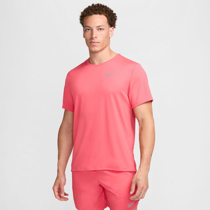 Camiseta-Manga-Corta-nike-para-hombre-M-Nk-Df-Uv-Miler-Ss-para-correr-color-rosado.-Frente-Sobre-Modelo