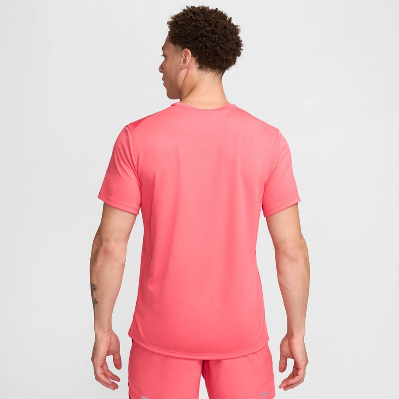 Camiseta-Manga-Corta-nike-para-hombre-M-Nk-Df-Uv-Miler-Ss-para-correr-color-rosado.-Reverso-Sobre-Modelo