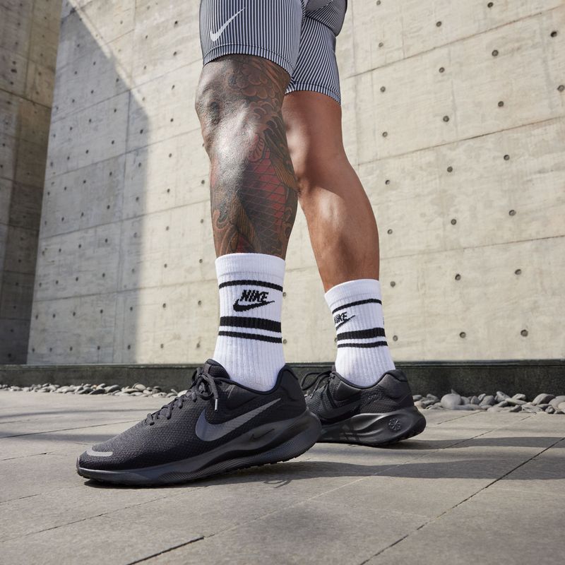 Tenis-nike-para-hombre-Nike-Revolution-7-para-correr-color-negro.-Vista-Lateral-Sobre-Modelo