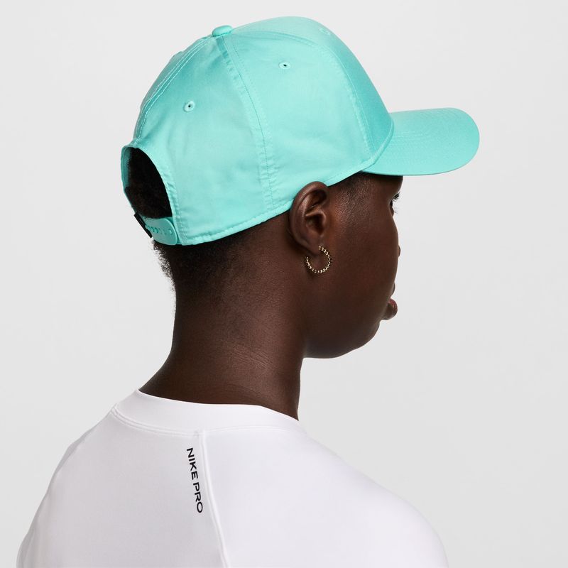 Gorra-nike-para-hombre-U-Nk-Df-Rise-Cap-S-Cb-Snbk-P-para-entrenamiento-color-verde.-Reverso-Sobre-Modelo