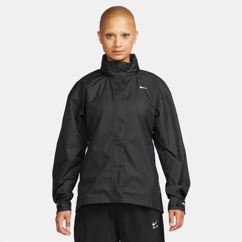 Chaqueta-nike-para-mujer-W-Nk-Fast-Repel-Jacket-para-correr-color-negro.-Frente-Sobre-Modelo