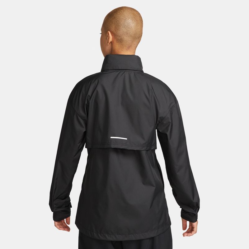 Chaqueta-nike-para-mujer-W-Nk-Fast-Repel-Jacket-para-correr-color-negro.-Reverso-Sobre-Modelo