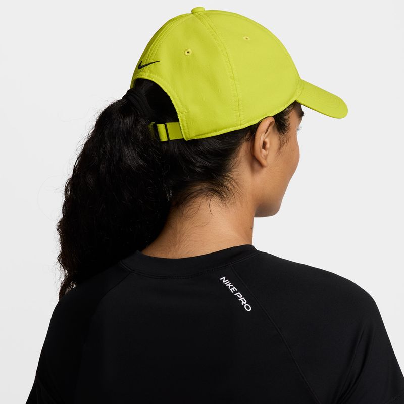 Gorra-nike-para-hombre-U-Nk-Df-Club-Cap-Us-Cb-P-para-entrenamiento-color-verde.-Reverso-Sobre-Modelo