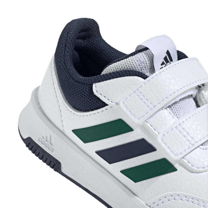 Tenis-adidas-para-niño-Tensaur-Sport-2.0-C-para-correr-color-blanco.-Detalle-1