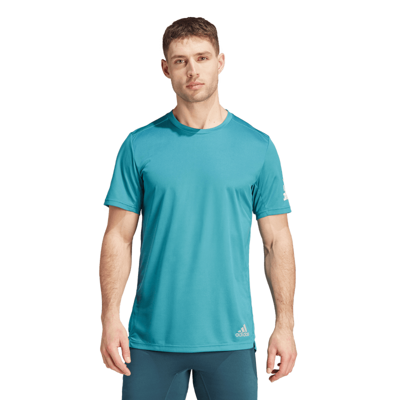 Camiseta-Manga-Corta-adidas-para-hombre-Run-It-Tee-M-para-correr-color-azul.-Frente-Sobre-Modelo